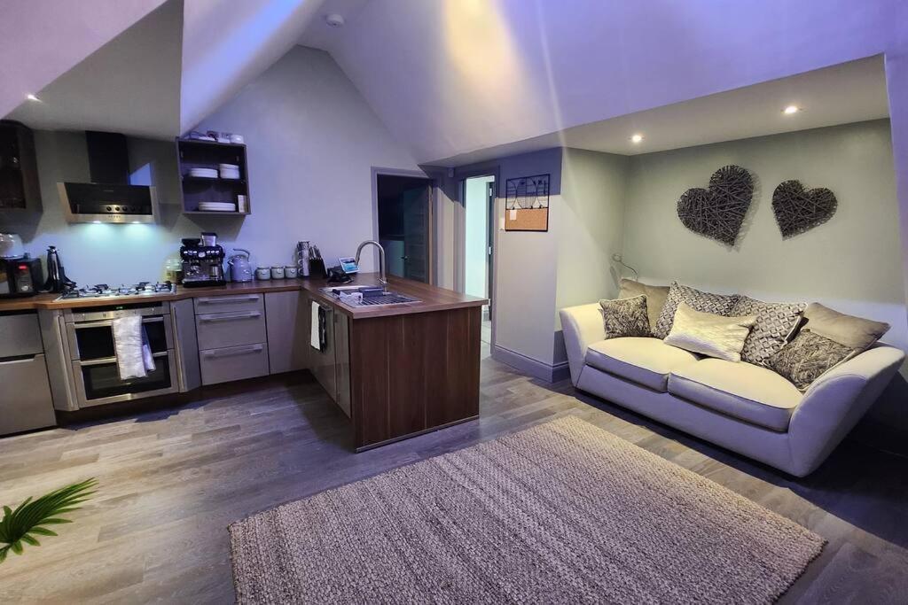 Luxury 1 Bed Coach House Apartment *